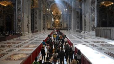 Alrededor de 250 mil personas despidieron al papa Francisco en la basílica de San Pedro