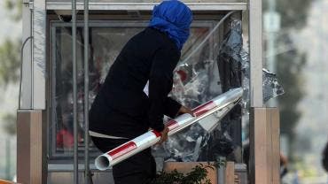 Normalistas destruyen caseta de la Autopista del Sol en protesta por crimen de activista (EFE)