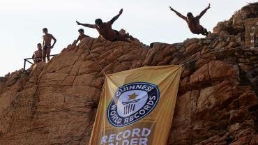 Clavadistas de La Quebrada reciben Récord Guinness por cinco millones de saltos de cabeza