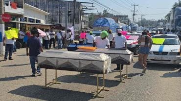  Con ataúdes, choferes de transporte público bloquean la México-Acapulco