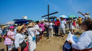 Creyentes en Acapulco oran por el fin de la violencia durante el Viacrucis del Viernes Santo