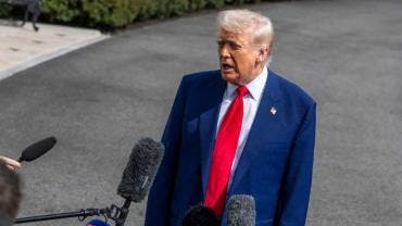 Entra en vigor arancel del 10% de Trump para todas las importaciones de EU