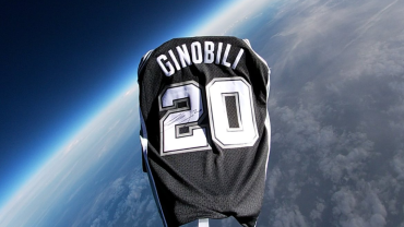 NBA manda al espacio jersey de Manu Ginobili.