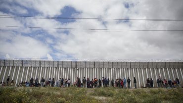 Nueva York abre gimnasios para alojar a migrantes ante saturación de albergues.
