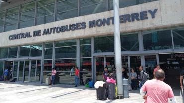 Mujer muere en la Central de Autobuses de Monterrey tras desvanecerse