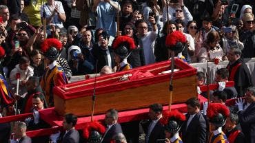 Fieles despiden al Papa Francisco en la Basílica de San Pedro