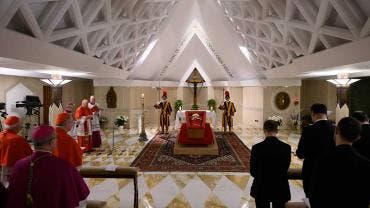 Papa Francisco en su féretro de madera