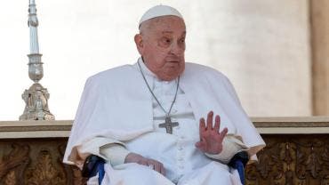 Papa Francisco visita por sorpresa la basílica de San Pedro para observar la restauración