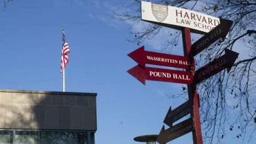 Jueza frena revocación de permiso a Harvard para matricular extranjeros