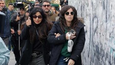  Las hijas de Diego Maradona, Gianina Maradona (i) y Dalma Maradona asisten al juicio por la muerte de su padre este jueves, en Buenos Aires
