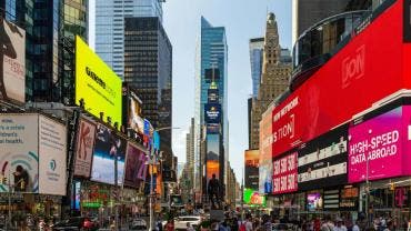 Oficinas vacías de un rascacielos en Times Square serán convertidas en viviendas