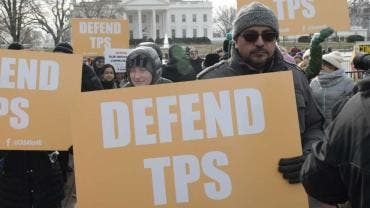 Supremo de EU permite a Trump retirar residencia temporal a 532 mil migrantes