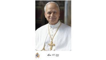 Vaticano difunde foto oficial de León XIV con firma en latín y cruz relicario