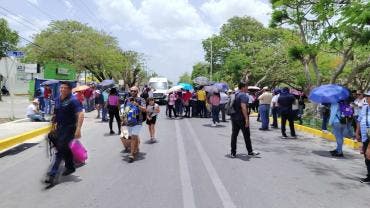 CNTE bloquea accesos al Aeropuerto Internacional de Mérida