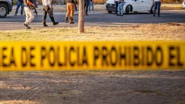 Hallan dos cuerpos colgados en puente de Ciudad Juárez