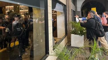 Protestas en LA se trasladan a hoteles donde se alojan agentes migratorios