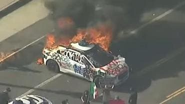 queman autos Waymo protestas Los Angeles