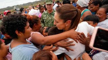 Sheinbaum visita a damnificados por huracán Erick en Oaxaca