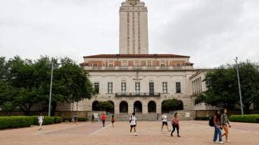 Texas revoca ley que permitía a alumnos indocumentados matrícularse como residentes