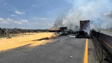 VIDEO | Carambola en carretera de Jalisco deja al menos cuatro autos incendiados