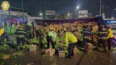 Vuelca camión con 13 toneladas de tomate verde en Azcapotzalco