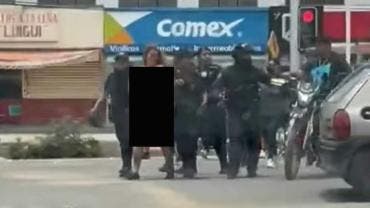 Abren investigación contra policías que exhibieron a mujer desnuda por calles de Oaxaca