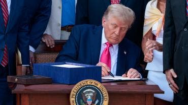 firma Trump declaratoria emergencia inundaciones Texas