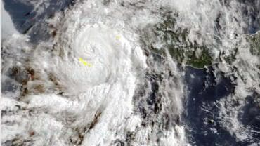 Flossie se intensifica a huracán categoría 2 frente a costas de Michoacán, Jalisco y Colima