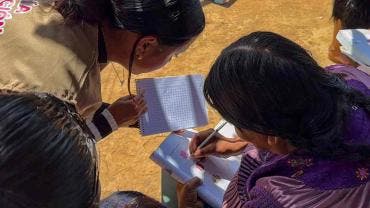 Jóvenes tzotziles combaten el analfabetismo en adultos mayores en Chiapas