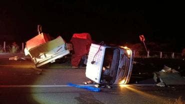 Mueren ocho personas en choque entre tráiler y camioneta en Sombrerete, Zacatecas