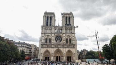 Notre Dame recupera las estatuas de la base de la aguja tras seis años del incendio