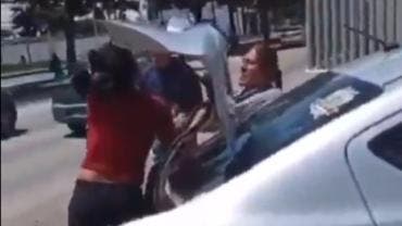 Trabajadoras de funerarias se pelean por servicio afuera del Semefo en Puebla