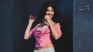 Marina conquista Lollapalooza 2025 con teatralidad pop y nuevos himnos de empoderamiento 