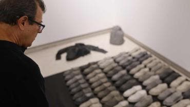 Artista recrea prendas encontradas en el Rancho Izaguirre en memoria de víctimas de desaparición