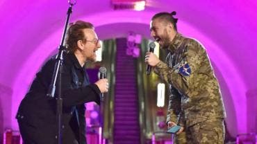 Bono, de U2, da 'concierto por la paz' en una estación del metro de Kiev