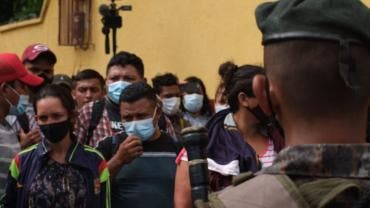 Caravana migrante esquiva obstáculos en Guatemala y camina con rumbo a EU