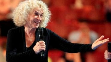 Carole King, tras ser vacunada dedica canción contra la Covid-19