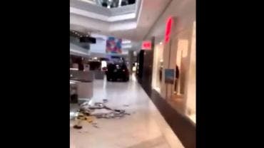 Hombre irrumpe con vehículo en centro comercial de Illinois