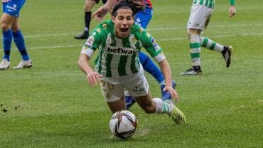 Diego Lainez provoca un penal en victoria de Betis en Copa del Rey