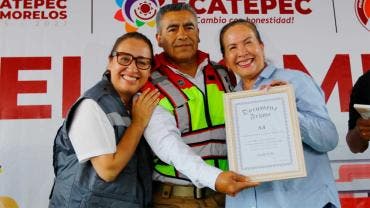 Orgullosa Azucena Cisneros del trabajo de los bomberos