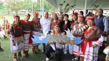 Kits deportivos recibieron adultos mayores de Tlalnepantla