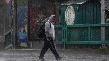 Las autoridades recomendaron a la población retirar la basura de las coladeras para evitar encharcamientos, cerrar puertas y ventanas ante rachas de viento.