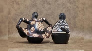 Artesanía peruana en cerámica de Chulucanas inspirada en la danza del marinero.
