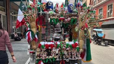 En los puestos se ofrecen banderas, máscaras, bigotes, peluches y todo tipo de parafernalia patriótica