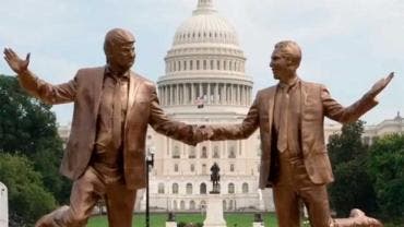 scultura Viral de Trump y Epstein 