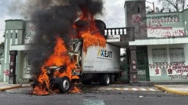 Campo Militar 1-A Ayotzinapa tiran puerta camion.jpg