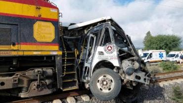 Choque entre autobús y tren
