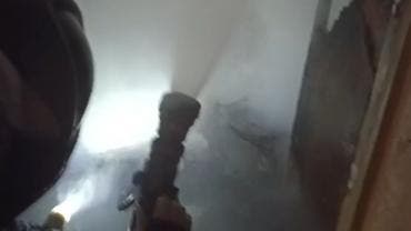 En el lugar, los rescatistas atendieron a una persona que presentó crisis nerviosa, mientras los bomberos realizaron labores para sofocar las llamas.