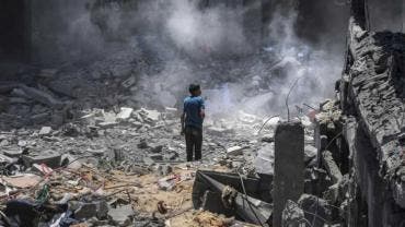 Niño palestino que observa los daños causados ​​por un ataque aéreo israelí