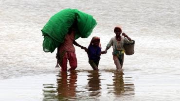 Personas desplazadas en Pakistán tras devastadoras inundaciones monzónicas que han dejado más de 800 muertos y millones de afectados.